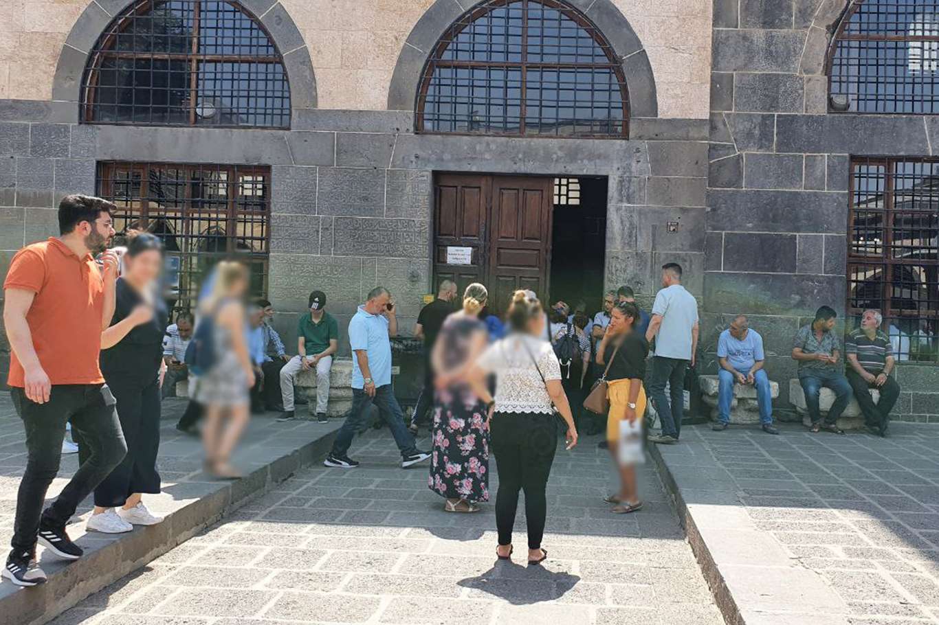 Cami adabına uyulmalı, değerlerin çiğnenmesine müsaade edilmemeli Cami adabına uyulmalı, değerlerin çiğnenmesine müsaade edilmemeli